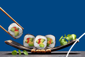 Sushi servis sur une assiette noire